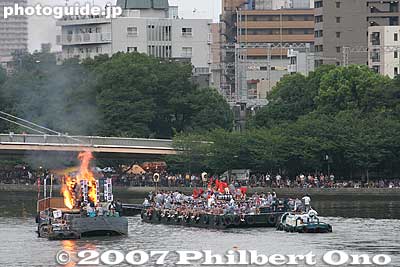 The fire, fueled by LP gas, is on a corporate-sponsored boat, used for illumination. 大篝
Keywords: osaka tenjin matsuri festival water funa-togyo procession boats river