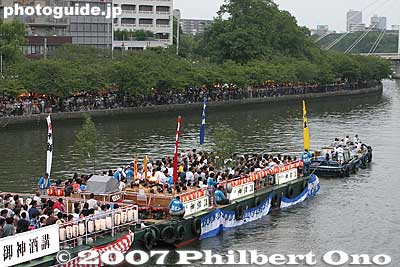 Tugboats pull these huge barges.
Keywords: osaka tenjin matsuri festival water funa-togyo procession boats river