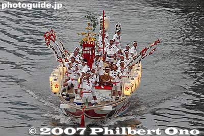 Ningyo-bune 人形船
Keywords: osaka tenjin matsuri festival water funa-togyo procession boats river