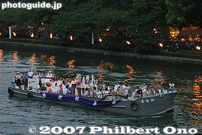 船渡御
Keywords: osaka tenjin matsuri festival water funa-togyo procession boats river