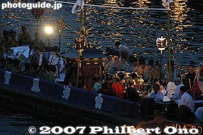 This is the most important boat in the procession. It holds a ceremony called the Senjo-sai (船上祭) in the middle of the river to celebrate Sugawara Michizane's birthday. 御鳳輦奉安船
Keywords: osaka tenjin matsuri festival water funa-togyo procession boats river