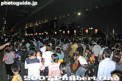 Horrendous crowd gathers to watch the fireworks, the festival's climax. The festival ends at 10 pm when the procession returns to the shrine.
Keywords: osaka tenjin matsuri festival water funa-togyo procession boats river