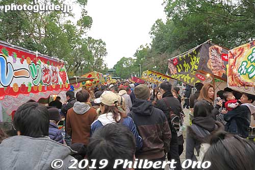 The path to the shrine is quite narrow. It took a while to get to the shrine as we inched along.
Keywords: osaka sakai Otori Taisha Jinja shrine new year hatsumode