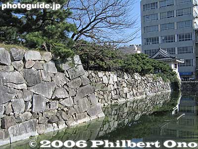 Higo Moat and turret (?)
This is near the Karatsu City Hall. From Karatsu Station, it takes about 25 min. to walk to the castle tower.

肥後堀
Keywords: saga prefecture karatsu castle