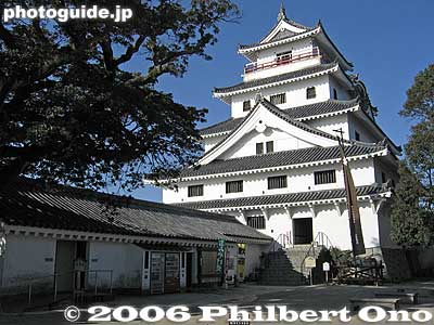 Castle tower, reconstructed in 1966.
A gift shop is on the left.
Keywords: saga prefecture karatsu castle