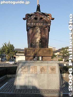 Kunchi monument at Karatsu Station
Karatsu's most famous festival is the Hikiyama Kunchi Festival where large floats are paraded around.
Keywords: saga prefecture karatsu
