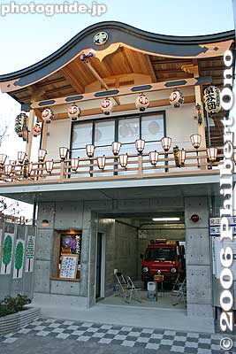 Local fire station designed like a float.
Keywords: saitama chichibu yomatsuri night festival float japanbuilding