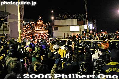 A float climbs up the Dangozaka slope before entering the Otabisho.
Keywords: saitama chichibu yomatsuri night festival float