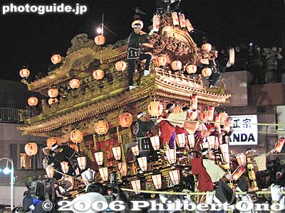 With great fanfare, the floats are pulled up the slope.
Keywords: saitama chichibu yomatsuri night festival float