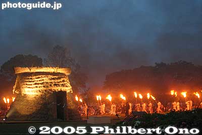 Torch bearers enter
Keywords: saitama, gyoda, sakitama Tumuli Park, fire festival, matsuri, himatsuri