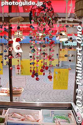 This fish monger had hina decorations made of clam shells.
Keywords: saitama hanno hinamatsuri hina matsuri doll festival