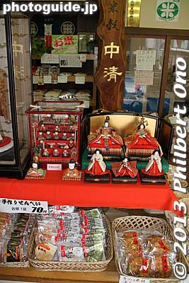 Hina dolls in a senbei cracker shop.
Keywords: saitama hanno hinamatsuri hina matsuri doll festival