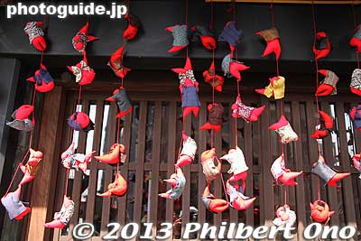 Hanging decorations outside Kinujin.
Keywords: saitama hanno hinamatsuri hina matsuri doll festival