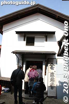 Kinjujin also has this storehouse which we could not enter, but only peer inside to see hina dolls.
Keywords: saitama hanno hinamatsuri hina matsuri doll festival