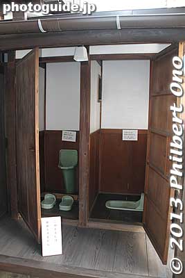 Old urinal and toilet at Kinujin.
Keywords: saitama hanno