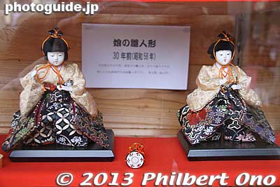The showcase displayed many hina dolls some of which were quite old.
Keywords: saitama hanno hinamatsuri hina matsuri doll festival