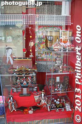 The problem with many hina doll displays was that most of them were behind glass, not good for picture-taking.
Keywords: saitama hanno hinamatsuri hina matsuri doll festival
