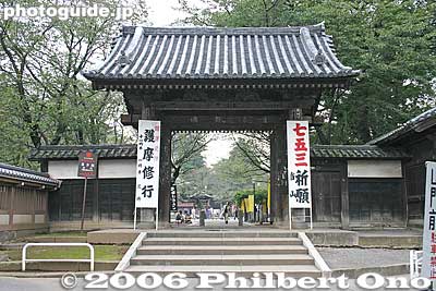Gate to Kitain, a Tendai Buddhist temple. Part of Kawagoe's National Important Traditional Townscape Preservation District (重要伝統的建造物群保存地区).
Keywords: saitama kawagoe kitain temple tendai Buddhist