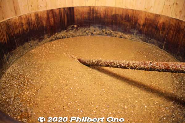 Inside the vat of fermenting shoyu.
Keywords: saitama Kawajima shoyu soy sauce factory kinbue Fueki Syoyu