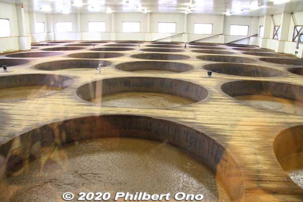 Large wooden vats where the soy sauce is fermented and aged.
Keywords: saitama Kawajima shoyu soy sauce factory kinbue Fueki Syoyu