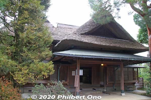 Toyama Memorial Museum (遠山記念館) has this thatched-roof home built in 1936 by Kawajima-native Toyama Gen'ichi (遠山元一 1890–1972), the founder of Nikko Securities. It was a home for his mother. 
Keywords: saitama Kawajima toyama memorial museum house