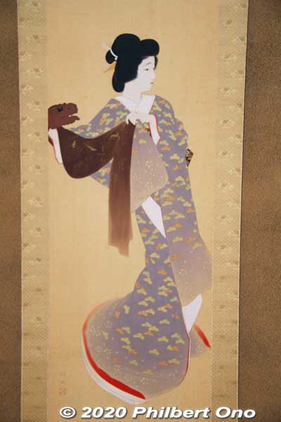 Scroll depicting a woman dancer with a lion head.
Keywords: saitama Kawajima toyama memorial museum house