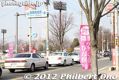 Follow the pink banners. The road is also crowded with cars.
Keywords: saitama konosu hina matsuri doll festival