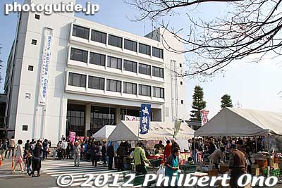 Konosu City Hall. In front are food booths.
Keywords: saitama konosu hina matsuri doll festival