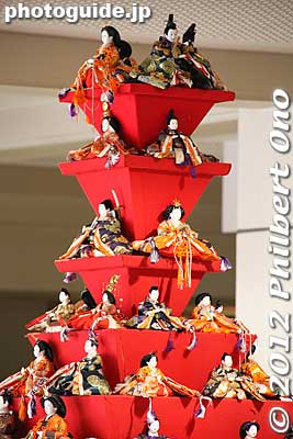 The top dolls are actually screwed on to the pyramid so they won't fall during an earthquake.
Keywords: saitama konosu city hall hina matsuri doll festival