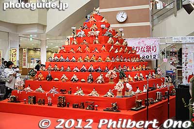 Another festival site is the Elumi Konosu Shopping Mall in front of Konosu Station. They have a smaller pyramid of dolls and stage entertainment on the 1st floor's Central Court.
Keywords: saitama konosu city hall hina matsuri doll festival