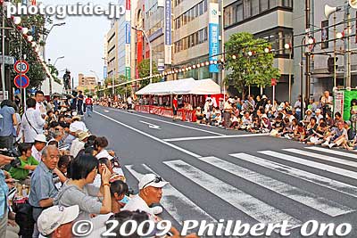 This is the Minami-Koshigaya Chuo-dori road venue. This is the main and most crowded venue. It's not that long though.
Keywords: saitama koshigaya minami koshigaya awa odori dance matsuri festival dancers women