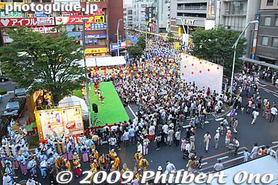 The scene in front of the train station. The outdoor stage in the forefront, and the Minami-Koshigaya Chuo-dori road on the upper right.
Keywords: saitama koshigaya minami koshigaya awa odori dance matsuri festival dancers women