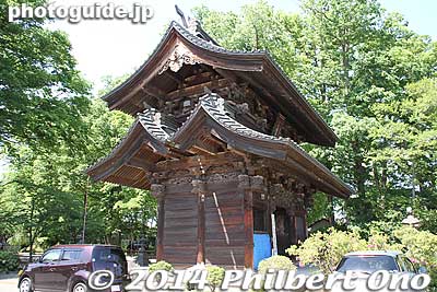 Menuma Shodenzan's Kisomon Gate has three gables called "sanhafu." Very unusual. Kumagaya, Saitama
Keywords: saitama kumagaya Menuma Shodenzan Kangiin japantemple