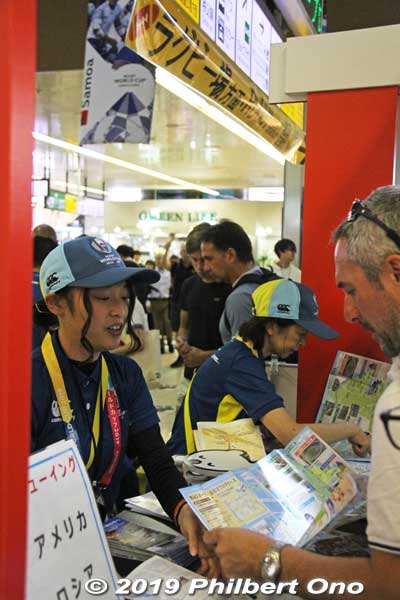 Volunteers at Kumagaya Station give local information to foreign visitors.
Keywords: saitama Kumagaya Rugby World Cup