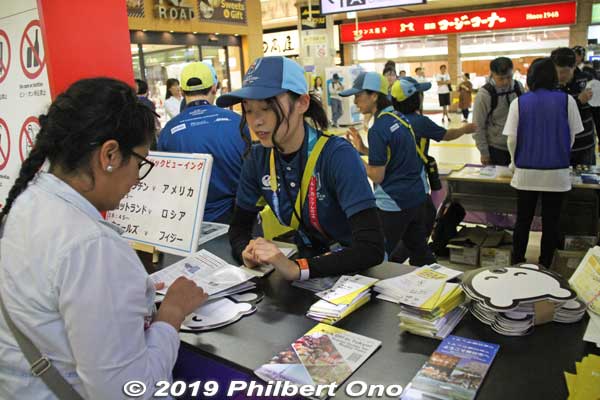 Volunteers give local information to foreign visitors.
Keywords: saitama Kumagaya Rugby World Cup