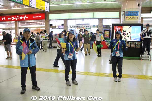 Volunteers at Kumagaya Station show the way out of the train station. From the station, it ws a 15-min. walk to the bus stop to ride free shuttle buses to the rugby stadium.
Keywords: saitama Kumagaya Rugby World Cup