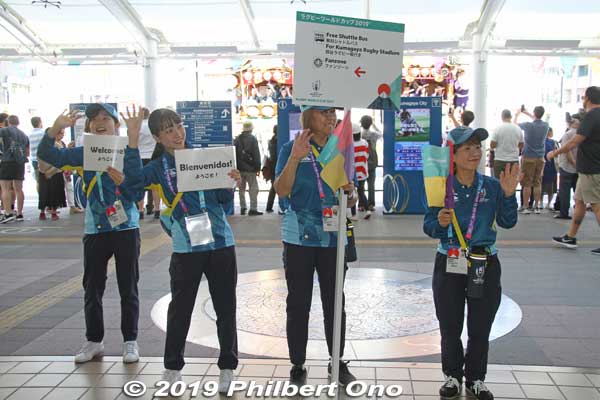 Volunteers at Kumagaya Station show the way to the shuttle buses and fan zone.
Keywords: saitama Kumagaya Rugby World Cup