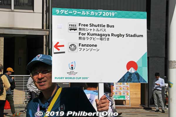 Volunteers show the way to the shuttle buses and fan zone.
Keywords: saitama Kumagaya Rugby World Cup