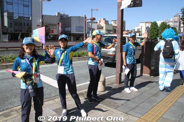 Volunteers show the way to the shuttle buses and fan zone.
Keywords: saitama Kumagaya Rugby World Cup