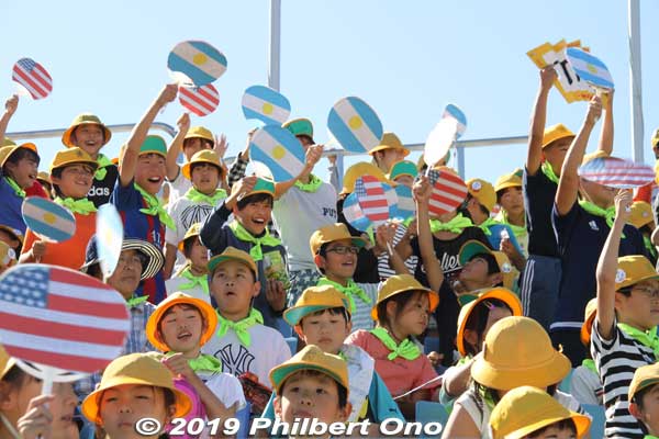 Lots of local kids came to cheer both teams/countries. Their uchiwa fans showed both teams' flags.
Keywords: saitama Kumagaya Rugby World Cup stadium