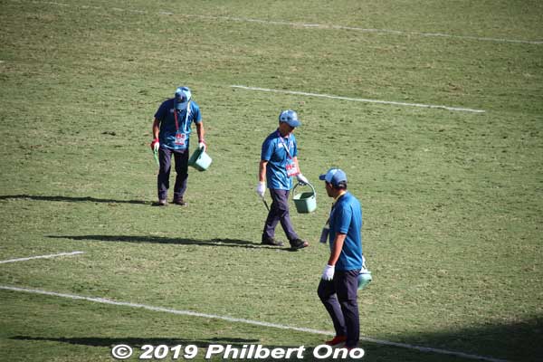 During halftime, volunteers tended the grass.
Keywords: saitama Kumagaya Rugby World Cup stadium