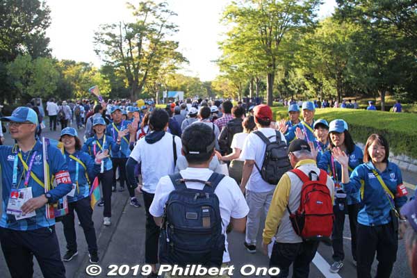 Volunteers give high-fives to spectators leaving.
Keywords: saitama Kumagaya Rugby World Cup stadium