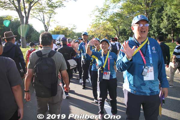Friendly volunteers bid visitors farewell. RWC volunteers were selected randomly from a large number of applicants. They got free uniforms and a backpack.
Keywords: saitama Kumagaya Rugby World Cup stadium