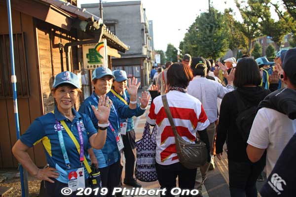 After getting off the bus, more volunteers saying goodbye with high-fives.
Keywords: saitama Kumagaya Rugby World Cup stadium