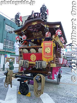 Twelve floats with noisy musicians paraded around central Kumagaya, Saitama, Japan from 5:30 pm and gathered at the main festival plaza for the climax at 8:45 pm.
Keywords: saitama kumagaya uchiwa matsuri festival