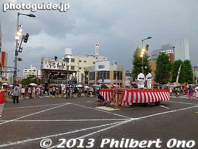 Entertainment stage at the main plaza.
Keywords: saitama kumagaya uchiwa matsuri festival floats
