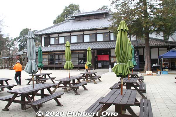 Large plaza outside Benibana Furusato-kan Hall is used for events.
Keywords: saitama okegawa benibana furusatokan