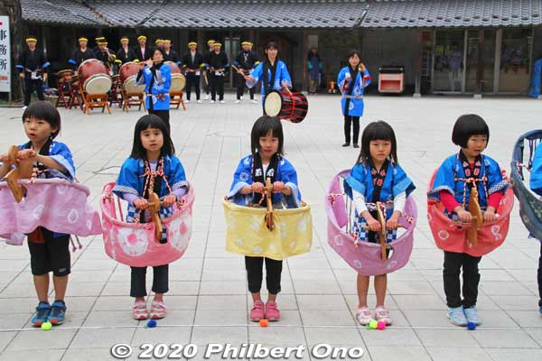 When we arrived in Jan. 2020, we were greeted by a wonderful dance and taiko drum performance by kids and parents from the local Okegawa Tanpopo Nursery School (桶川たんぽぽ保育園).
Keywords: saitama okegawa benibana furusatokan