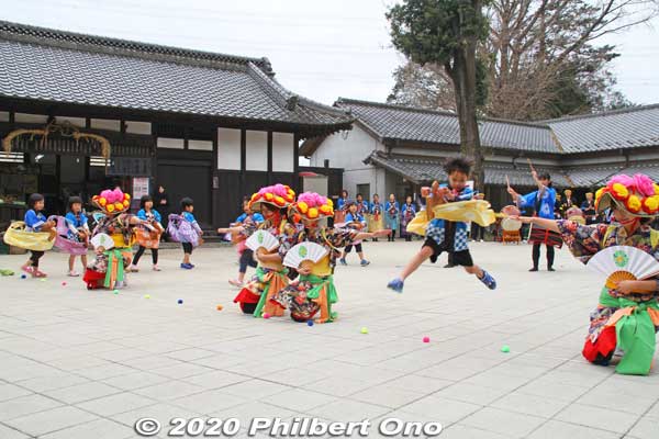 Okegawa Tanpopo Nursery School performed the Ara-uma horse dance (荒馬踊り) backed by taiko drummers.
Keywords: saitama okegawa benibana furusatokan
