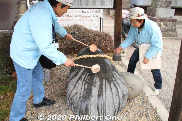 Inari Shrine's Power Stone (chikara-ishi) has to be wet for us to see the engravings. 力石
Keywords: saitama okegawa-juku nakasendo